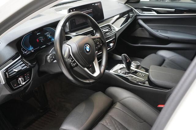 BMW 5-SERIE Touring 530e Business Edition Plus | Harman Kardon | SoH 94% | Head Up | Trekhaak | Adaptive cruise | Sportstoelen | Blind spot | Stuurverwarming