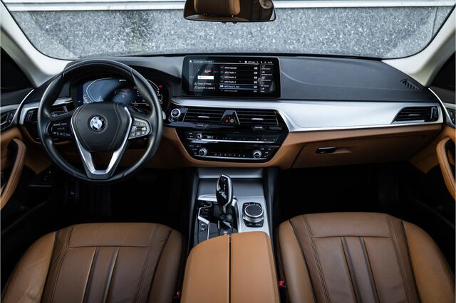 BMW 5-SERIE Touring 530e Panoram / Camera / Leder / Elec stoelen /
