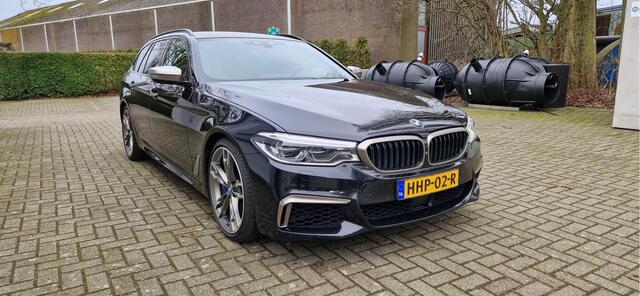 BMW 5-SERIE Touring M550d 400pk xDrive High Executive M-Sportpakket / Led-Koplamp/ Leder/ Sport-Stoelen/ Stoel.Verw/ Head-Up/ Keyless/ Harman&Kardon/ 360-Camera/ 20'' LMV