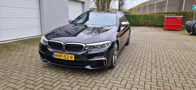 BMW 5-SERIE Touring M550d 400pk xDrive High Executive M-Sportpakket / Led-Koplamp/ Leder/ Sport-Stoelen/ Stoel.Verw/ Head-Up/ Keyless/ Harman&Kardon/ 360-Camera/ 20'' LMV