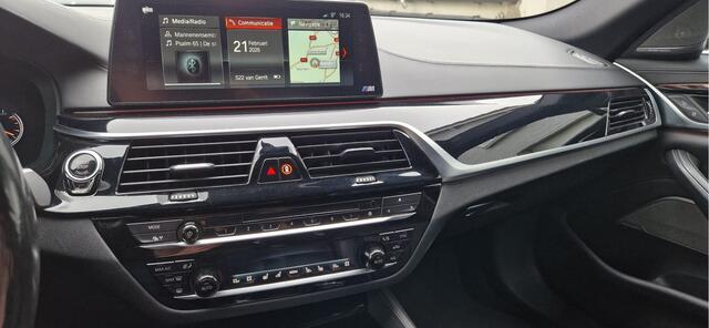 BMW 5-SERIE Touring M550d 400pk xDrive High Executive M-Sportpakket / Led-Koplamp/ Leder/ Sport-Stoelen/ Stoel.Verw/ Head-Up/ Keyless/ Harman&Kardon/ 360-Camera/ 20'' LMV
