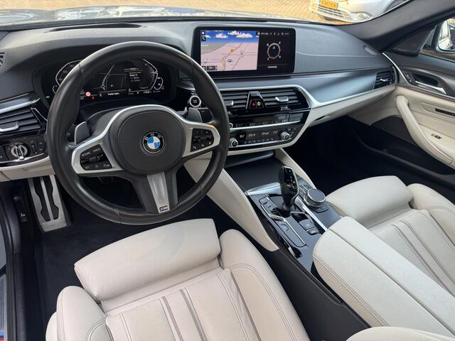 BMW 5-SERIE 530e High Exe. M Sport / Camera / Head-up / Leder / 20'' / Harman Kardon / Navigatie / Dodehoek / DAB / Cruise Control