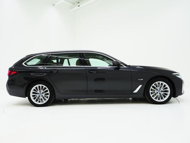 BMW 5-SERIE Touring 530e xDrive | Panoramadak | Leder | Sfeerlicht | Carplay | Camera | Stoelverwarming