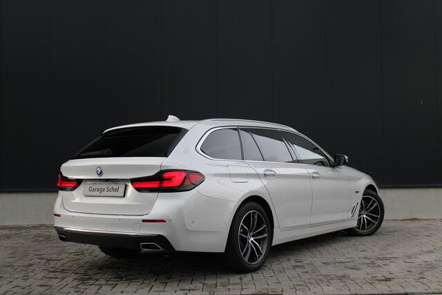 BMW 5-SERIE Touring 520e High Executive - Laser - Memory - HUD - Achteras besturing - Stoel/Stuur verwarming - ACC - Keyless - Rijklaar