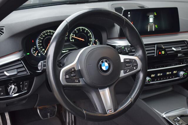 BMW 5-SERIE Touring 520i High Ex. M-Sport | Pano | Leer | El. Trekhaak | OrigNL | NAP