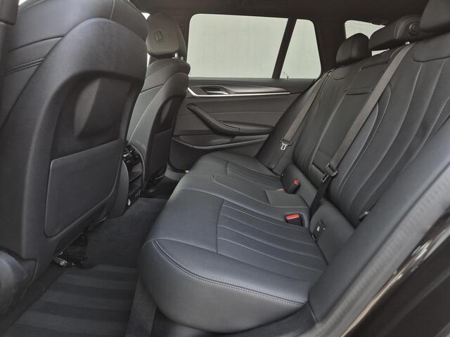BMW 5-SERIE Touring 530e xDrive Business Edition Plus M-Sport / Accu SOH 98% / Drie fase laden / Apple Carplay Android Auto / Trekgewicht 2000 kg / Elektrische achterklep / Achteruitrijcamera / Cruise control / Keyless Entry/Start / Climate control /