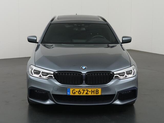 BMW 5-SERIE Touring 520i High Executive Edition | M-Pakket | Exclusief Lederen Bekleding | HUD | Panoramadak | Harman/Kardon | Ele. verstelbare stoelen + Geheugen | Camera | Sfeerverlichting | Trekhaak |