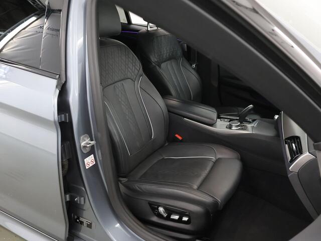 BMW 5-SERIE Touring 520i High Executive Edition | M-Pakket | Exclusief Lederen Bekleding | HUD | Panoramadak | Harman/Kardon | Ele. verstelbare stoelen + Geheugen | Camera | Sfeerverlichting | Trekhaak |