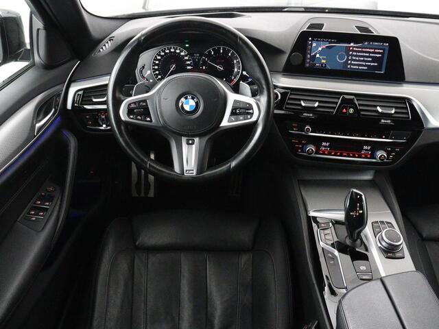 BMW 5-SERIE 520i M Sport | Panoramadak | Stoelventilatie | Head-Up | 360 Camera | Leder | Adaptief LED | Memory | Carplay | Sfeerverlichting | Achterbankverwarming | Navigatie | Stuurverwarming