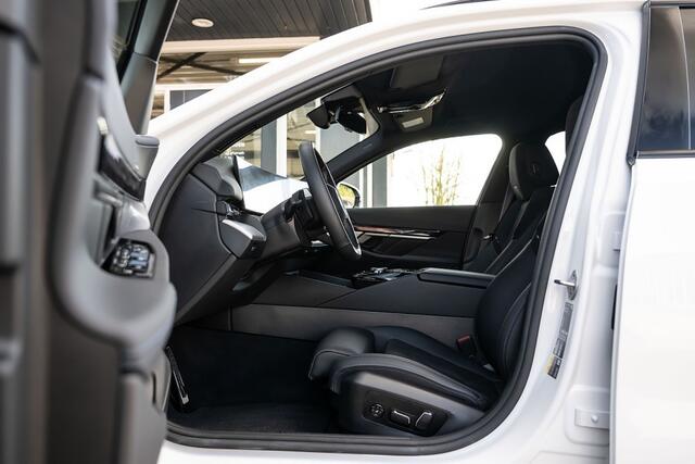 BMW 5-SERIE 530e xDrive M Sport Pro | Harman/Kardon | Driving Ass. Plus. | Camera | Iconic | Trekhaak | 21' Inch |