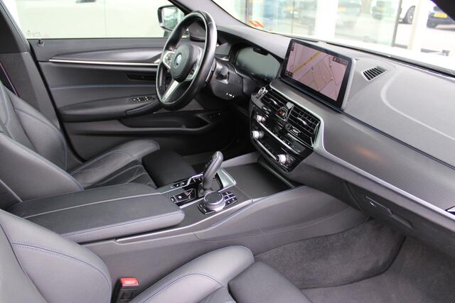 BMW 5-SERIE Touring 530e xDrive M Sport Automaat / Panoramadak / Trekhaak / Laserlight / Sportstoelen / Head-Up / Parking Assistant Plus / Comfort Access