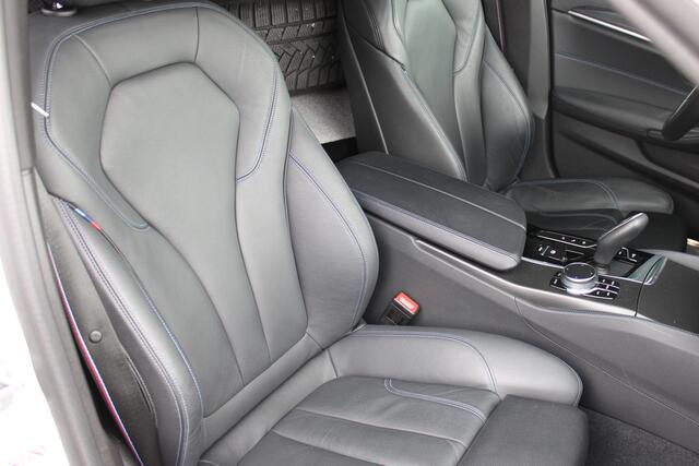 BMW 5-SERIE Touring 530e xDrive M Sport Automaat / Panoramadak / Trekhaak / Laserlight / Sportstoelen / Head-Up / Parking Assistant Plus / Comfort Access