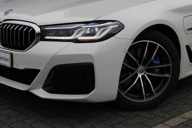 BMW 5-SERIE Touring 530e xDrive M Sport Automaat / Panoramadak / Trekhaak / Laserlight / Sportstoelen / Head-Up / Parking Assistant Plus / Comfort Access