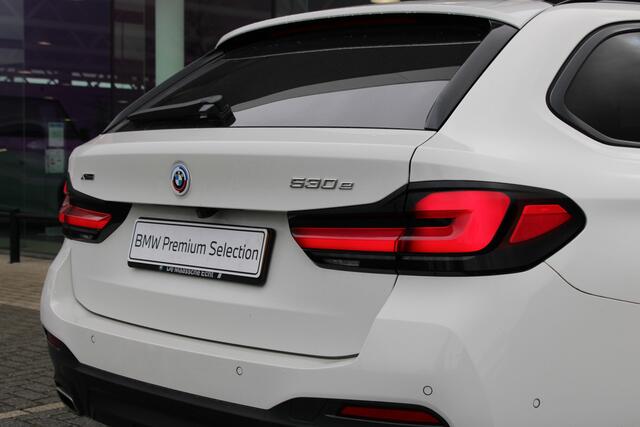 BMW 5-SERIE Touring 530e xDrive M Sport Automaat / Panoramadak / Trekhaak / Laserlight / Sportstoelen / Head-Up / Parking Assistant Plus / Comfort Access