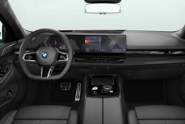 BMW 5-SERIE Touring 550e xDrive | M Sportpakket Pro | Innovation Pack | Travel Pack | Comfort Pack | Trekhaak