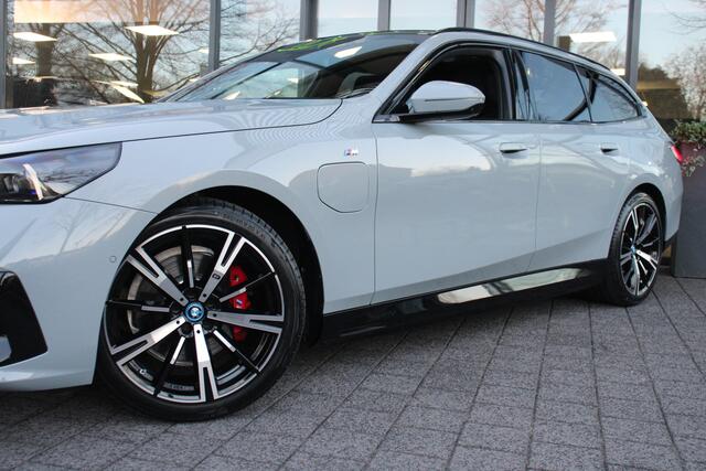 BMW 5-SERIE Touring 530e xDrive M-Sport Pro Shadowline/DrivingAssistPro/innovationPack/ComfortPack/Iconic/Panoramadak/20inch Full Options