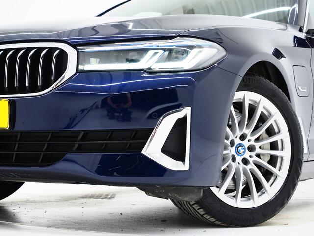 BMW 5-SERIE Touring 530e Luxury Line | LaserLED | Harman/Kardon | M Stuur | Leder | HUD | Keyless | Adaptive Cruise | Camera | Carplay