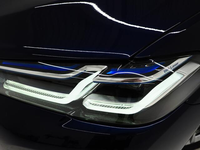 BMW 5-SERIE Touring 530e Luxury Line | LaserLED | Harman/Kardon | M Stuur | Leder | HUD | Keyless | Adaptive Cruise | Camera | Carplay