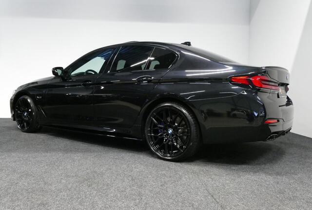 BMW 5-SERIE 530e xDrive M Sport / Schuif-/kanteldak/ M Performance stoelen / M Sport Bodykit / Elektr. verstelbare voorstoelen / Harman Kardon Surround Sound / HUD / 20'' LMV / Rondomzichtcamera / Apple Carplay - Android Auto / Stoelverwarming / Ambienteverlichting /