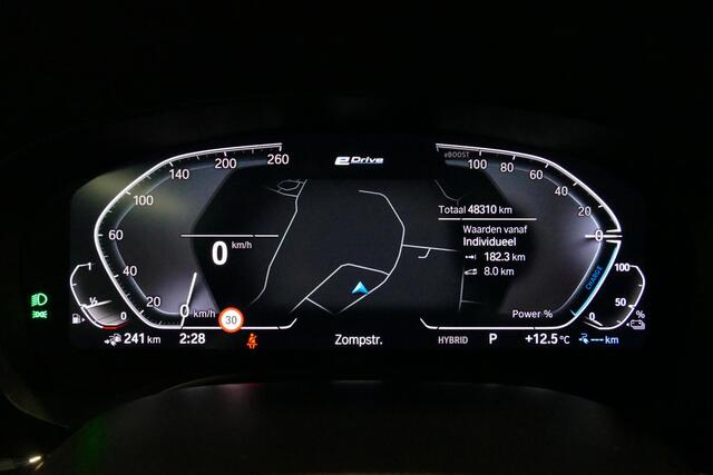 BMW 5-SERIE 530e xDrive M Sport / Schuif-/kanteldak/ M Performance stoelen / M Sport Bodykit / Elektr. verstelbare voorstoelen / Harman Kardon Surround Sound / HUD / 20'' LMV / Rondomzichtcamera / Apple Carplay - Android Auto / Stoelverwarming / Ambienteverlichting /