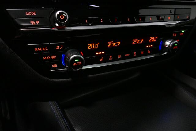 BMW 5-SERIE 530e xDrive M Sport / Schuif-/kanteldak/ M Performance stoelen / M Sport Bodykit / Elektr. verstelbare voorstoelen / Harman Kardon Surround Sound / HUD / 20'' LMV / Rondomzichtcamera / Apple Carplay - Android Auto / Stoelverwarming / Ambienteverlichting /