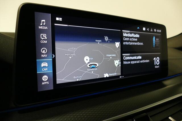 BMW 5-SERIE 530e xDrive M Sport / Schuif-/kanteldak/ M Performance stoelen / M Sport Bodykit / Elektr. verstelbare voorstoelen / Harman Kardon Surround Sound / HUD / 20'' LMV / Rondomzichtcamera / Apple Carplay - Android Auto / Stoelverwarming / Ambienteverlichting /