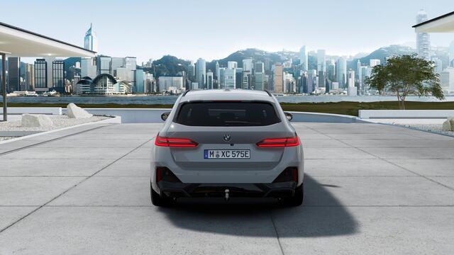 BMW 5-SERIE Touring 530e M Sport Automaat / Panoramadak / Trekhaak / Bowers & Wilkins / Adaptieve LED / Parking Assistant Plus / Stoelventilatie / Comfortstoelen