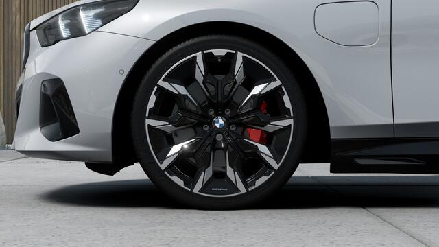 BMW 5-SERIE Touring 530e M Sport Automaat / Panoramadak / Trekhaak / Bowers & Wilkins / Adaptieve LED / Parking Assistant Plus / Stoelventilatie / Comfortstoelen