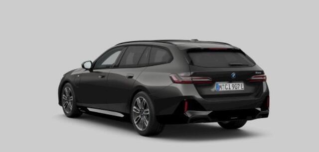 BMW 5-SERIE Touring 530e M Sport pro - Panoramadak - Driving Assistant Professional - head up - Stoelventilatie - stoelverwarming voor/achter - BMW Iconic Glow - Getinte Ruiten - Comfort Access - Active Guard -