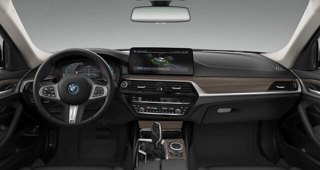 BMW 5-SERIE Touring 530e xDrive Trekhaak - Comfortstoelen - Driving Assistant Professional - Head up - BMW Laserlight - Hifi - Stoelventilatie - Active Protection - Comfort Access -High Beam Assistant - Getinte ruiten -