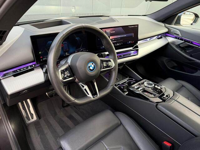 BMW 5-SERIE 550e xDrive pano / B&W / trekhaak / Iconic glow