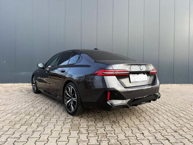 BMW 5-SERIE 550e xDrive pano / B&W / trekhaak / Iconic glow