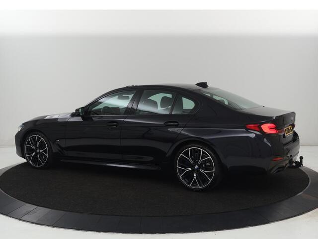 BMW 5-SERIE 530d M Sport | Schuifdak | Head-Up | Nappaleder | Trekhaak | Adaptive cruise | Laserlicht | Camera | Stoelverwarming | Navigatie | 20'' | Sfeerverlichting | Park Assist | Origineel NL