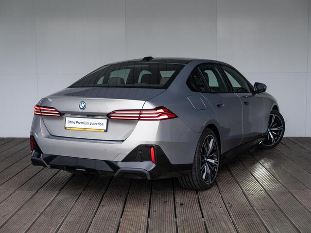 BMW 5-SERIE Sedan 530e | M Sportpakket | Glazen Panoramadak | Stuur- en stoelverwarming | Trekhaak Elektrisch | Harman Kardon | Leder