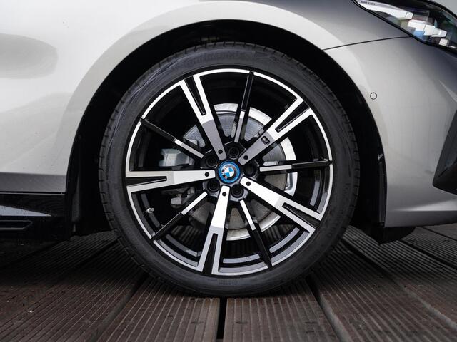 BMW 5-SERIE Sedan 530e | M Sportpakket | Glazen Panoramadak | Stuur- en stoelverwarming | Trekhaak Elektrisch | Harman Kardon | Leder