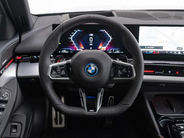 BMW 5-SERIE Sedan 530e | M Sportpakket | Glazen Panoramadak | Stuur- en stoelverwarming | Trekhaak Elektrisch | Harman Kardon | Leder