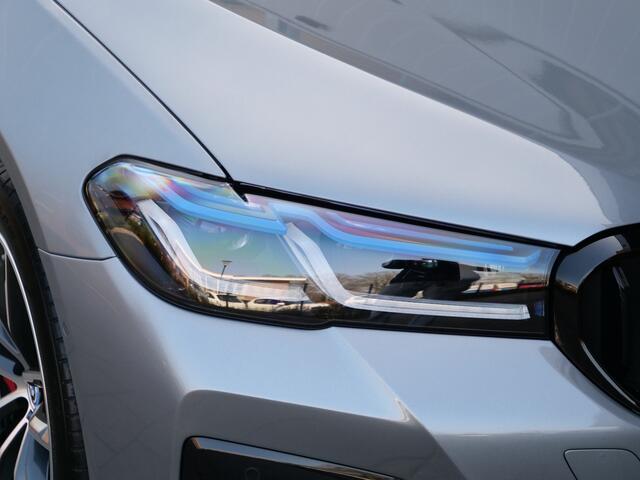 BMW 5-SERIE Touring 530e xDrive Business Edition Plus 292 Pk Automaat Navi / DAB / Apple Carplay / Leer / Pano-dak / HUD / M-pakket