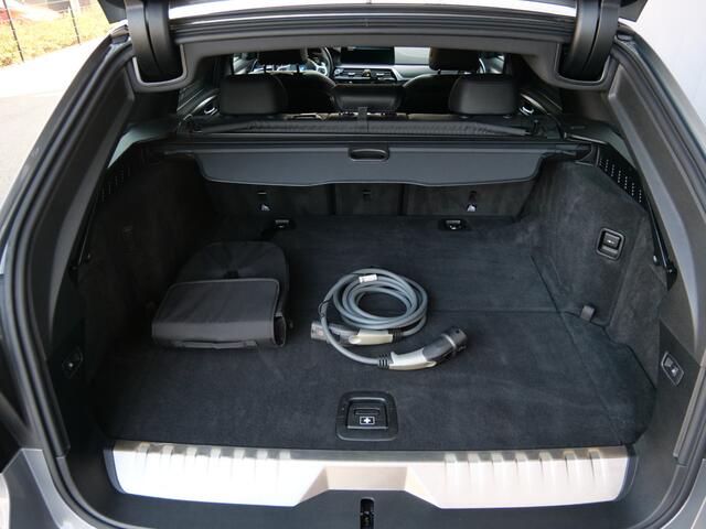 BMW 5-SERIE Touring 530e xDrive Business Edition Plus 292 Pk Automaat Navi / DAB / Apple Carplay / Leer / Pano-dak / HUD / M-pakket