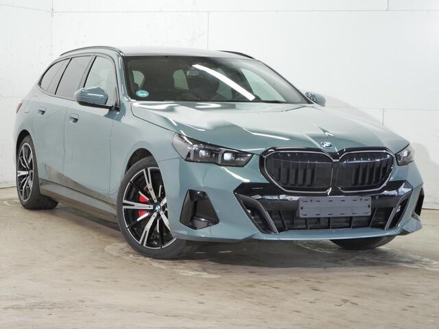 BMW 5-SERIE Touring 550e xDrive M-Sport Pro | 20" | Panorama | CoPilot | Bowers & Wilkins | Trekhaak |