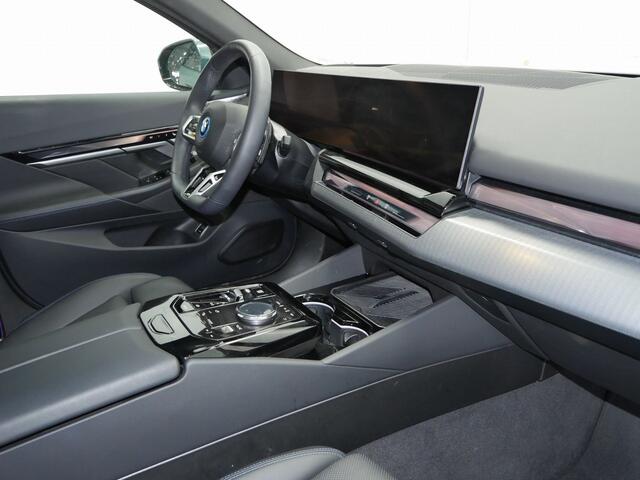 BMW 5-SERIE Touring 550e xDrive M-Sport Pro | 20" | Panorama | CoPilot | Bowers & Wilkins | Trekhaak |