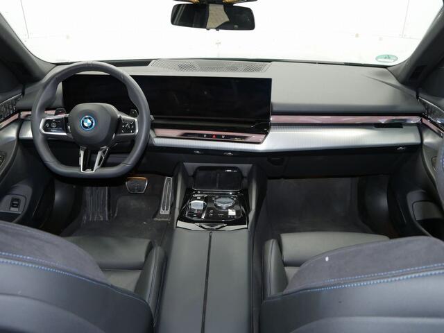 BMW 5-SERIE Touring 550e xDrive M-Sport Pro | 20" | Panorama | CoPilot | Bowers & Wilkins | Trekhaak |