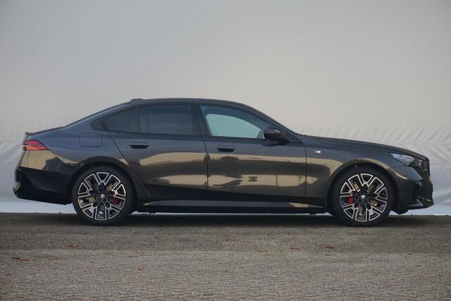 BMW 5-SERIE Sedan 530e M Sportpakket Pro 20'' / Harman Kardon / Comfortstoelen met stoelventilatie / Driving Assistant Professional / Trekhaak