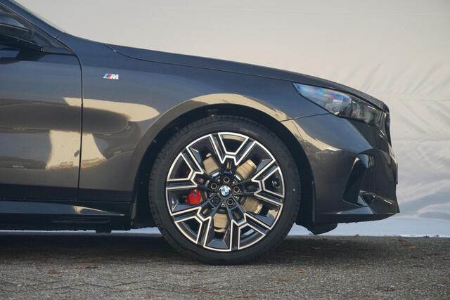 BMW 5-SERIE Sedan 530e M Sportpakket Pro 20'' / Harman Kardon / Comfortstoelen met stoelventilatie / Driving Assistant Professional / Trekhaak