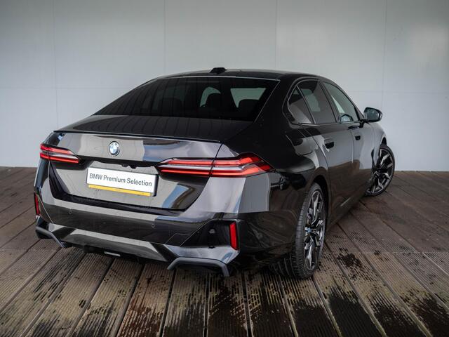 BMW 5-SERIE 550e xDrive | M Sportpakket Pro | Innovation Pack | Individual Ruby Black | Bowers & Wilkins | Stuurwielrand verwarmd | Comfort Access | Panoramadak | Stoelventilatie | Trekhaak