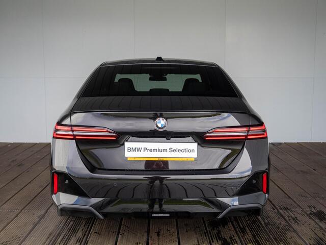BMW 5-SERIE 550e xDrive | M Sportpakket Pro | Innovation Pack | Individual Ruby Black | Bowers & Wilkins | Stuurwielrand verwarmd | Comfort Access | Panoramadak | Stoelventilatie | Trekhaak