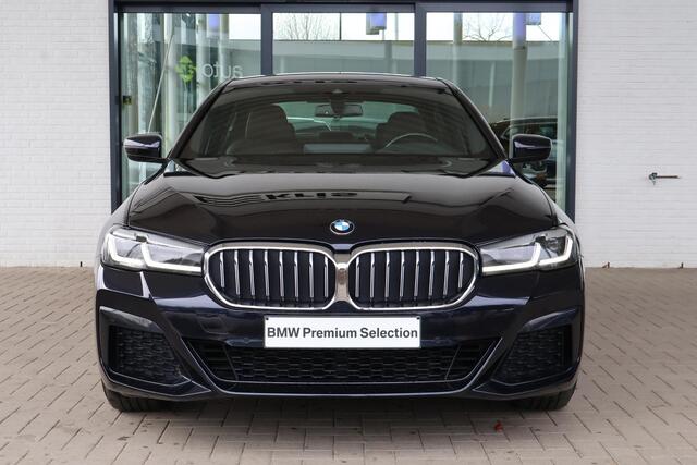 BMW 5-SERIE Sedan 530e M Sport Plus | Exklusive volleder | Stuur- en stoelverwarming | Harman Kardon | Head-up Display | 20" M Y-Spaak | Comfort Access | Galvanische bedieningselementen
