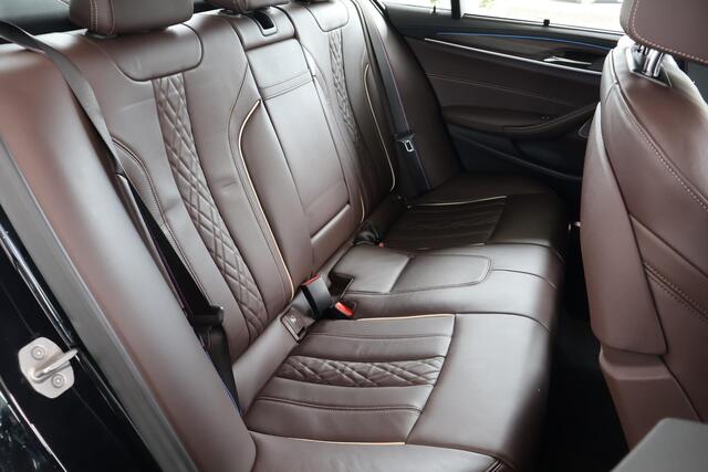 BMW 5-SERIE Sedan 530e M Sport Plus | Exklusive volleder | Stuur- en stoelverwarming | Harman Kardon | Head-up Display | 20" M Y-Spaak | Comfort Access | Galvanische bedieningselementen