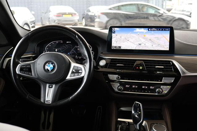 BMW 5-SERIE Sedan 530e M Sport Plus | Exklusive volleder | Stuur- en stoelverwarming | Harman Kardon | Head-up Display | 20" M Y-Spaak | Comfort Access | Galvanische bedieningselementen