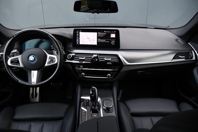 BMW 5-SERIE Touring 530e M-Sport LCI | Carbonschwarz | 20 Inch | Laser Light | Live Cockpit Prof. | Leer | Stoelverwarming | Apple Carplay / Android Auto