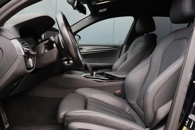 BMW 5-SERIE Touring 530e M-Sport LCI | Carbonschwarz | 20 Inch | Laser Light | Live Cockpit Prof. | Leer | Stoelverwarming | Apple Carplay / Android Auto